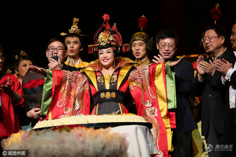 刘晓庆61岁生日获巨型蛋糕  虔诚许愿 (组图)