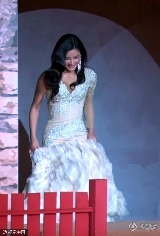 乐基儿上台前跌倒 淡定爬起继续走秀 (组图)