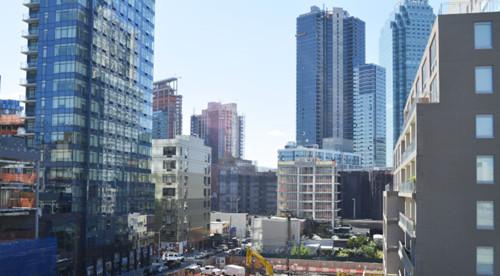 美媒:在美中国留学生靠家庭资助投资买房成风潮