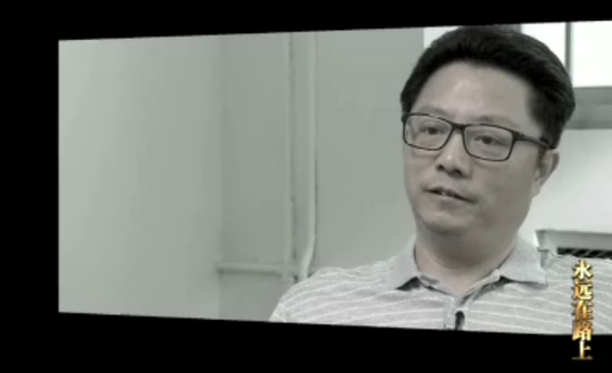 杨卫泽忏悔画面曝光: 过年在家一滴酒都不喝(图)