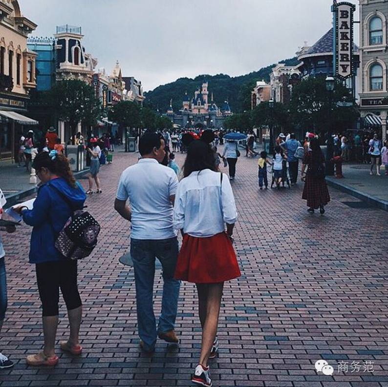 18岁嫩模嫁55岁石油寡头,这炫富的画风…(组图)