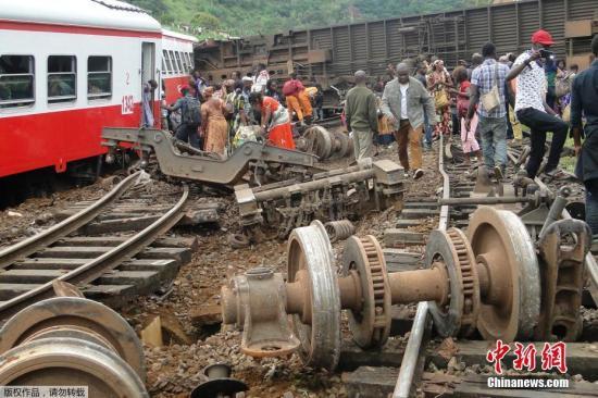 喀麦隆火车脱轨已致73死600伤 仍有多人被困(图)