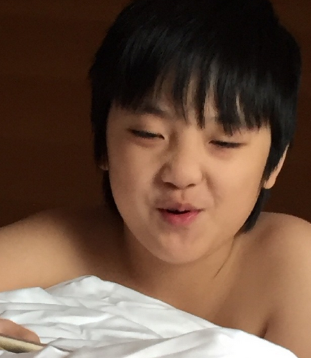 费曼床照遭曝光!原来又被老爸吴镇宇黑(组图)