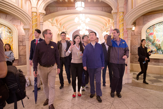 王健林到上海迪士尼参观:既是考察也是学习(图)