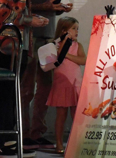 名媛上线!小七拎包随家人外出 公主范十足(组图)