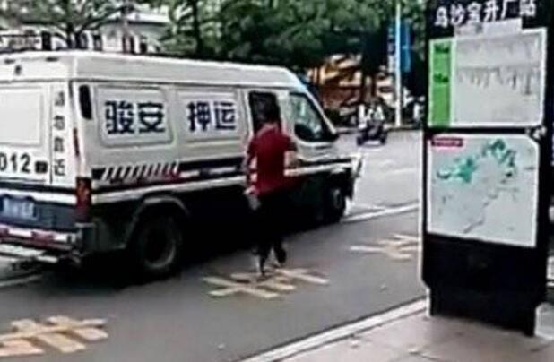 男子追砸运钞车事发前视频曝光:疑遭运钞车剐蹭
