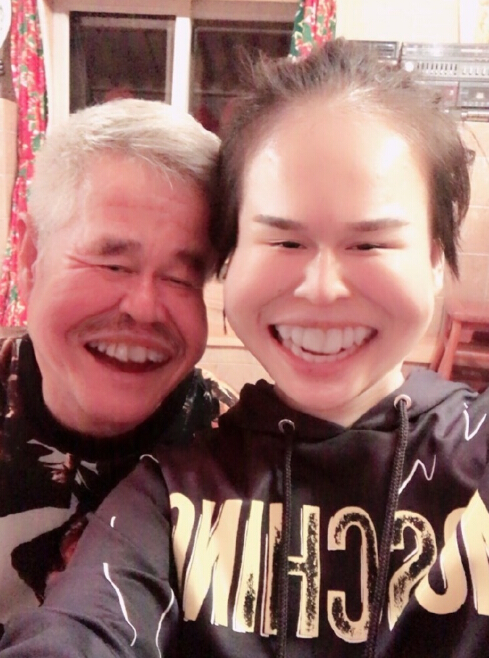 坑爹!赵本山和女儿合影,却被拍成大嘴猴…(图)