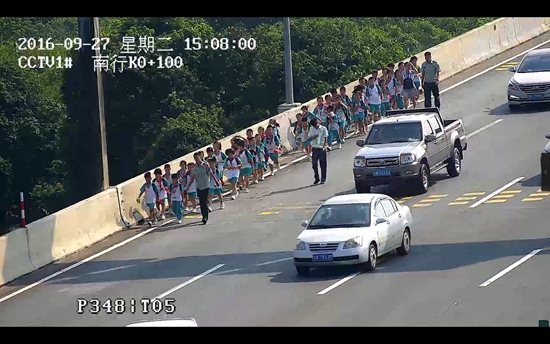 广州: 3名军人在65秒内拯救了46个家庭!(组图)