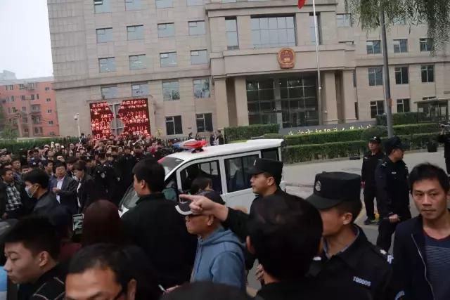 宝强离婚 法院门口居然挤了这么多看戏的群众(图)