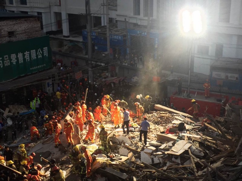 正在救援!浙江温州三幢楼房坍塌 20多人被埋(图)