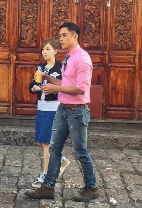 他年收入过亿，却在菜市场帮妈妈卖地瓜…(组图)