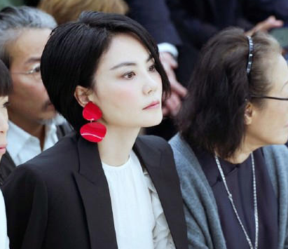王菲看秀大红色耳环抢镜 引外籍男子注目(组图)