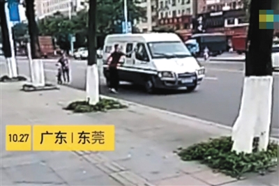 男子追砸运钞车被击毙细节: 曾遭多次警告 (组图)