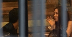 邓紫棋疑约会新欢  戴情侣戒指不断放电 (组图)