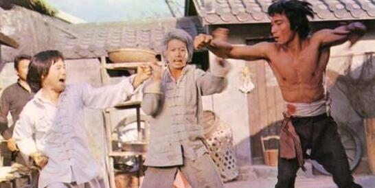 他曾叱咤荧屏,隐退10多年后复出,嫩妻小他20岁