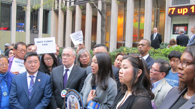 做秀过头?大阵仗抗议FOX电视台 意在打击川普?