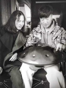 魔都最魔性夫妻 不上班，在家玩几百种乐器！(图)