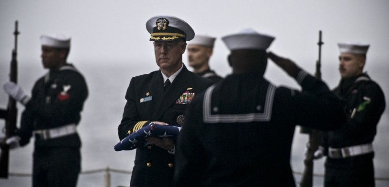 海葬:美国军人与直系亲属的荣誉福利(组图)