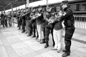 教师被骗光23万积蓄自杀多人落网 妻子泣不成声