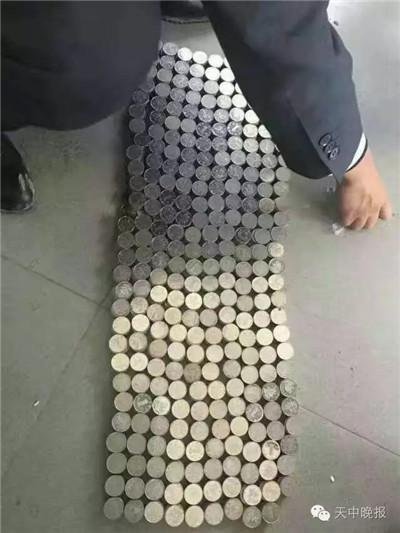 惊呆!河南男子带数麻袋硬币买车 累坏销售员(图)