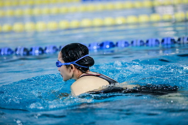 杨幂跟孙杨学游泳  罕见穿泳装肤白背滑(组图)