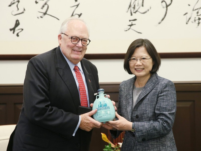 台府证实:美大选前蔡英文接见特朗普重要顾问