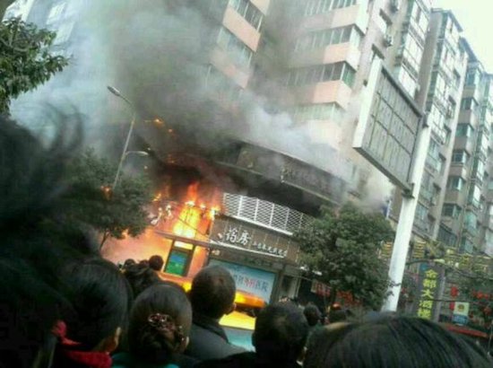 大陆:女子心里不爽 看到一幢楼随手就烧了