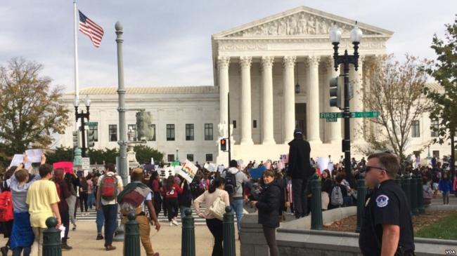 华盛顿中学生游行抗议川普当选总统(图)