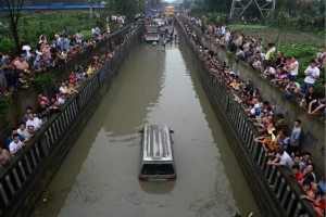 最爱看热闹的民族：中国人为什么爱当吃瓜群众？