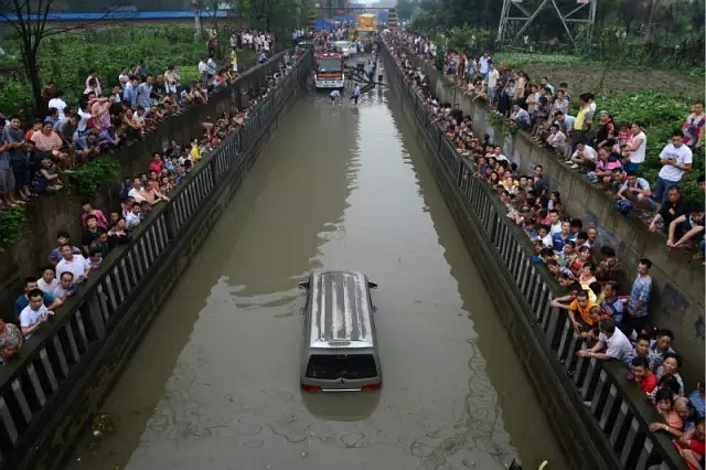 最爱看热闹的民族:中国人为什么爱当吃瓜群众?
