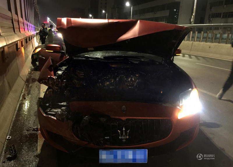 郑州一宝马撞上高尔夫逃逸 又撞上200万玛莎拉蒂