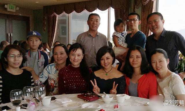 她是《还珠》丫鬟彩霞 如今当老板在美国庆生