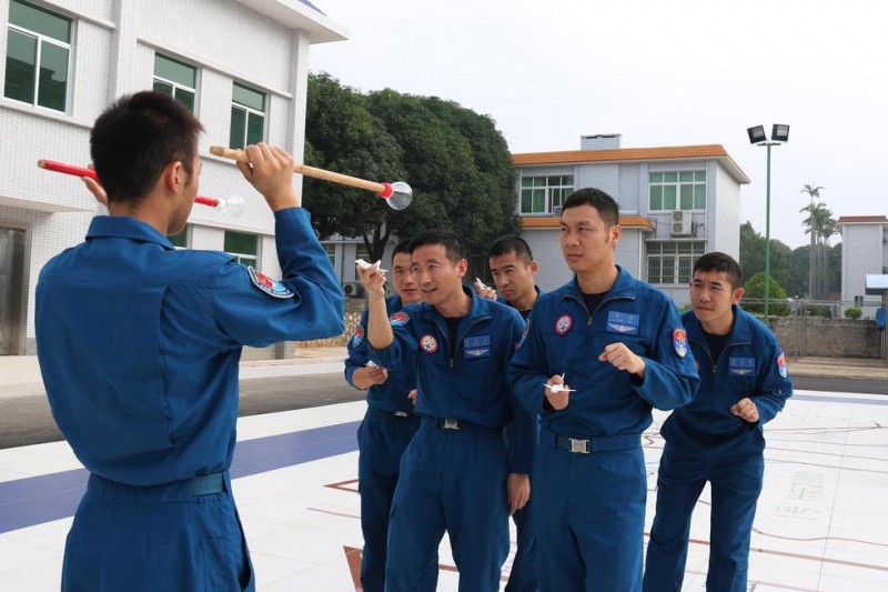 罕见曝光!南部空军歼10双机同时空中加油 (组图)