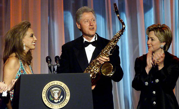 头疼!FBI又公布克林顿特赦富豪文件 民主党怒了