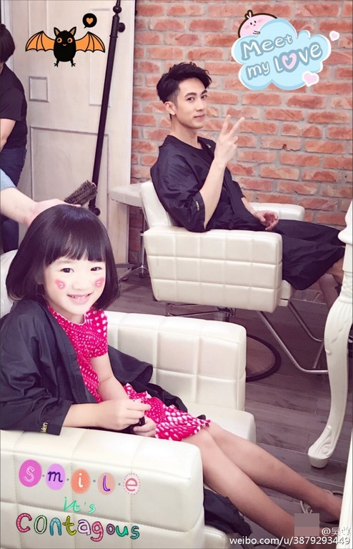 6岁了!吴尊与女儿Neinei一起上发廊(图)