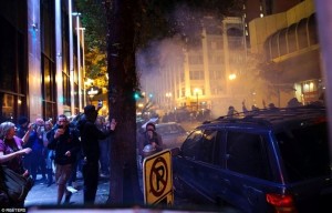 热帖： 美国人，冷静点，别闹了，这挺丢人的