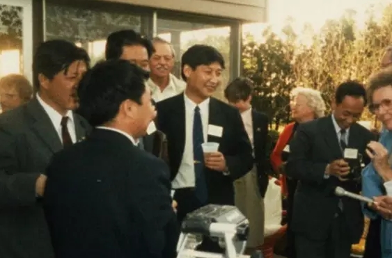 新任美国驻华大使?他31年前就和习近平握手 (图)