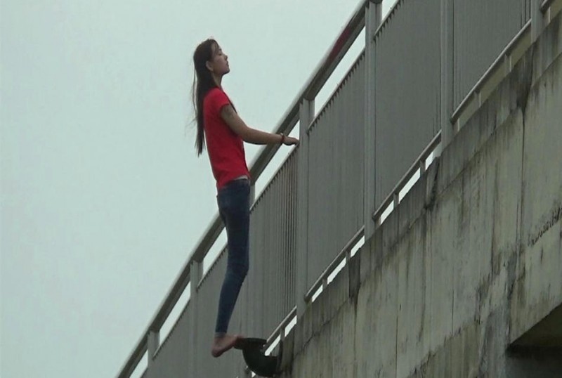 美女跳桥寻死体力不支坠河 结果男友先晕了...