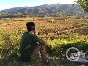 缅北战事再起民众难宁静:四旬农民带百名难民来华