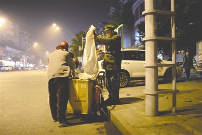 老太陪75岁退休丈夫捡垃圾:陪他一直捡下去(图)