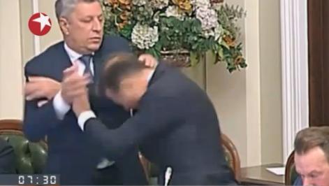 一言不合!乌克兰2议员议会上打起来了 (图)