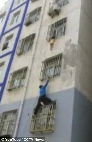 大陆:老师徒手爬楼救小孩成"真人蜘蛛侠"(视频)