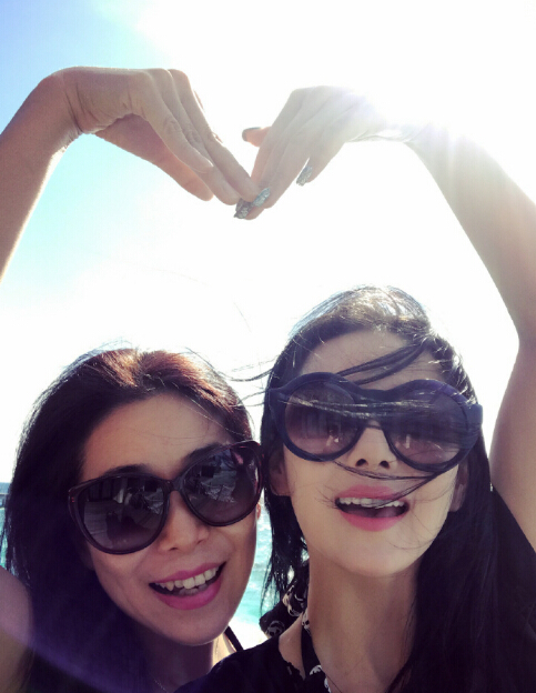 一对姐妹花!张馨予和妈妈游泳 好身材呼之欲出