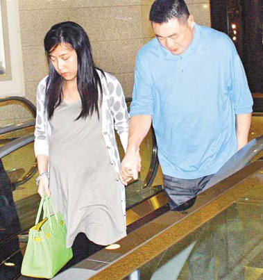 刘銮雄申请结婚!二女争宠侍一夫14年,她赢了!