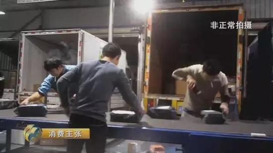 央视曝光天天快递乱象:分拣员拆开包裹偷吃偷拿