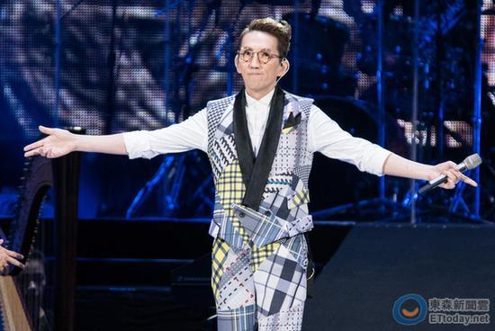 好糗!女友在台下太紧张,林志炫突然卡痰中断演出