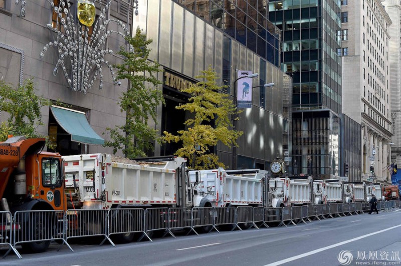 纽约特朗普大楼安保升级 环卫卡车组防护栏(组图)