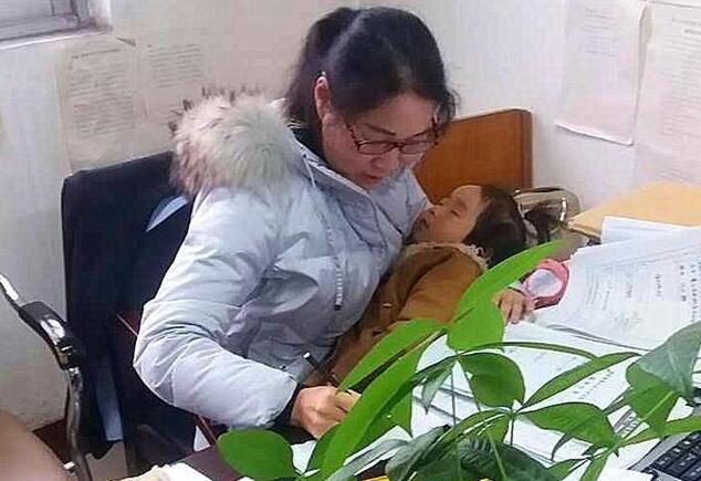 27岁女法官抱生病女儿办案:我实属迫不得已(图)