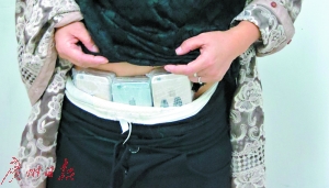 深圳:女子身绑64部手机入境被查 22部藏裆部(图)