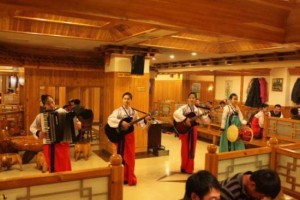 美媒:多家在华朝鲜餐厅停业 疑受员工叛逃影响